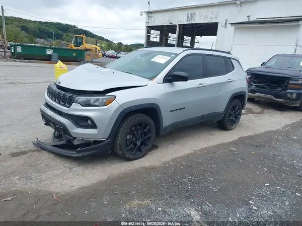 3C4NJDBN9ST607149 — 2025 Jeep Compass, фото 2 с аукциона IAAI, Передняя часть справа