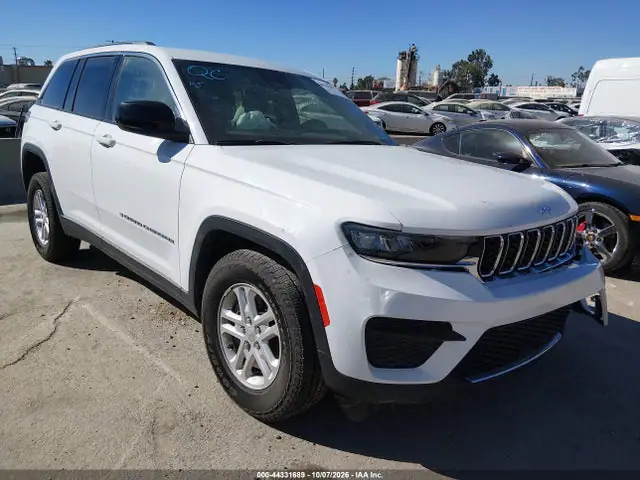 1C4RJHAG8PC570688 — 2023 Jeep Grand Cherokee Laredo 4X4, Левый бок (Left Side), фото до ремонта