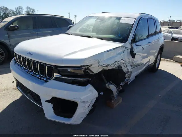 1C4RJHAG8PC570688 — 2023 Jeep Grand Cherokee Laredo 4X4, фото 2 с аукциона IAAI 14.10.2026, Левый бок