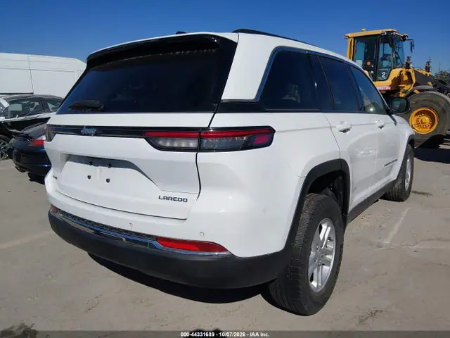 1C4RJHAG8PC570688 — 2023 Jeep Grand Cherokee Laredo 4X4, фото 4 с аукциона IAAI 14.10.2026, Левый бок