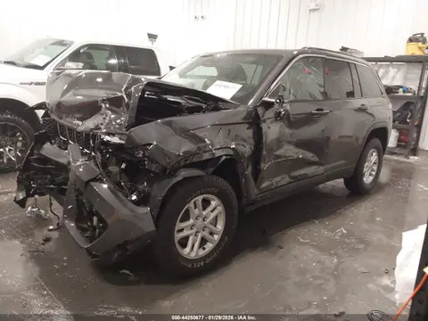 2025 Jeep Grand Cherokee Laredo 4x4 VIN 1C4RJHAG0SC327630 фото 2