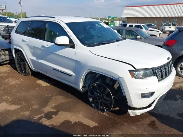 1C4RJEAG4HC813803 — 2017 Jeep Grand Cherokee, Передняя часть справа (Right Front), фото до ремонта