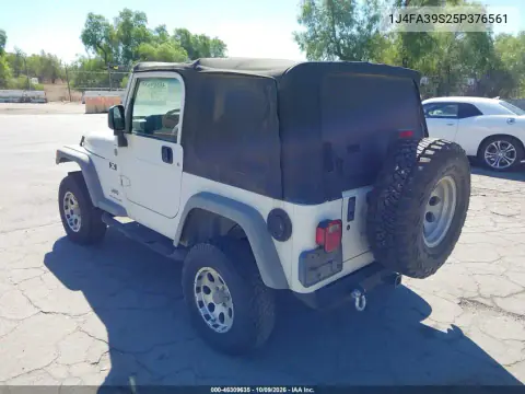 2005 Jeep Wrangler X VIN 1J4FA39S25P376561 фото 4