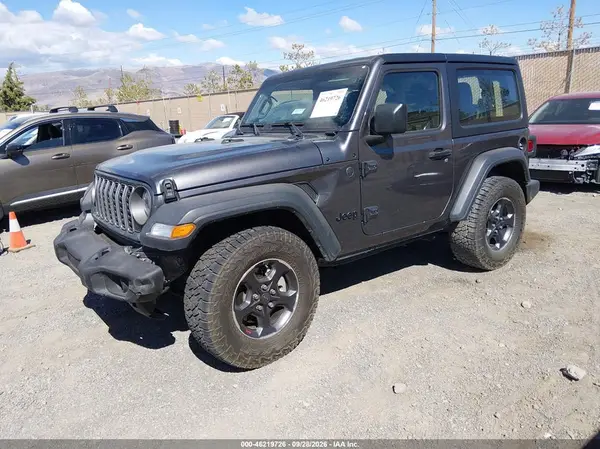 1C4PJXAN8SW620674 — 2025 Jeep Wrangler, фото 2 с аукциона IAAI, Передняя часть слева