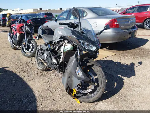 JKAEXKG12JDA07339 — 2018 Kawasaki EX400, Left & Right Side, фото до ремонта