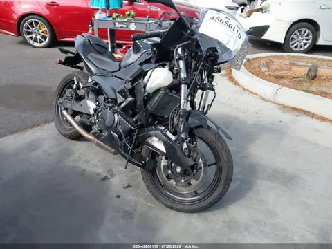 ML5EXGG19TDA95015 — 2026 Kawasaki EX500, Передняя часть (Front End), фото до ремонта