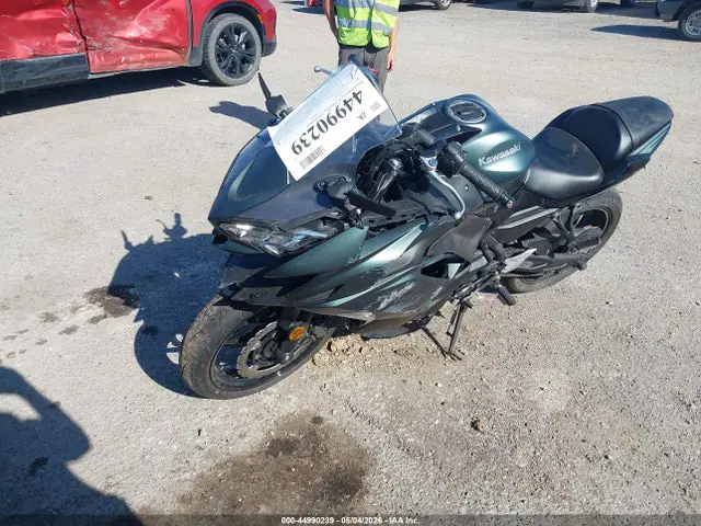 ML5EXEP1XSDAF7484 — 2025 Kawasaki EX650 P, фото 2 с аукциона IAAI 30.09.2026, Левый и правый бока