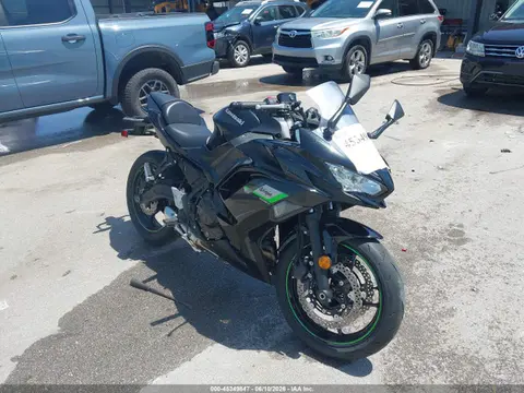 ML5EXER10SDAE7446 — 2025 Kawasaki EX650 R, Левый бок (Left Side), фото до ремонта