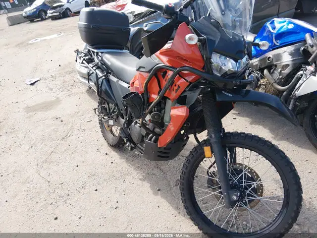 ML5KLEJ10NDA08925 — 2022 Kawasaki KL650 J, Передняя часть (Front End), фото до ремонта