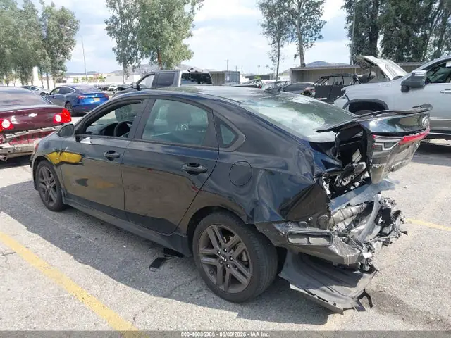 3KPF34AD5LE217548 — 2020 Kia Forte GT-Line, фото 3 с аукциона IAAI 13.10.2026, Передняя и задняя части