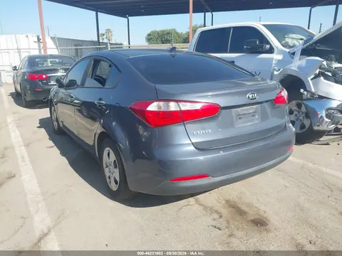 2016 KIA FORTE LX VIN KNAFK4A67G5610910 фото 3