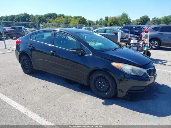 KNAFX4A62G5555834 — 2016 Kia Forte, Передняя часть слева (Left Front), фото до ремонта