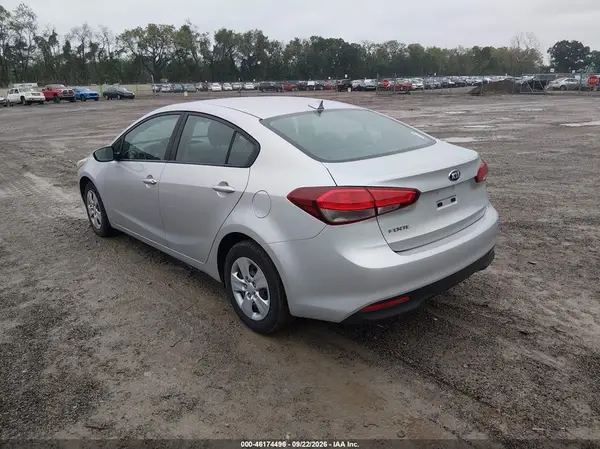 3KPFK4A75HE076176 — 2017 Kia Forte, фото 3 с аукциона IAAI 19.10.2026, Передняя часть справа