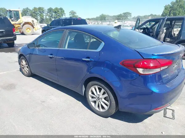 3KPFL4A77HE142384 — 2017 Kia Forte, фото 3 с аукциона IAAI 08.10.2026, Естественный износ