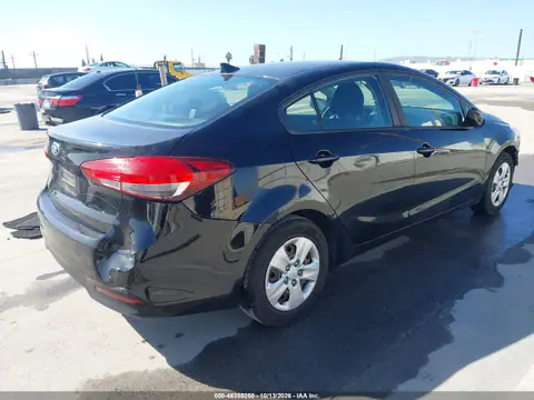 2017 Kia Forte Lx VIN 3KPFK4A75HE117132 фото 5