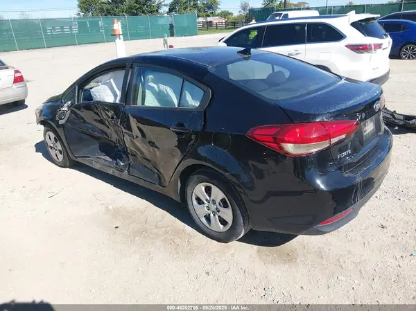 3KPFK4A74JE271479 — 2018 Kia Forte, фото 3 с аукциона IAAI, Левый бок
