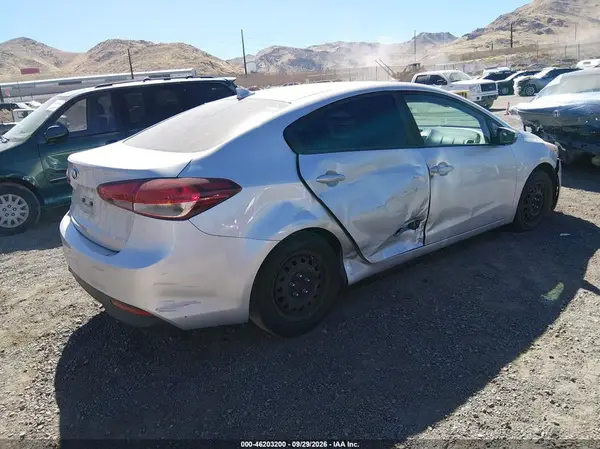 3KPFK4A74JE225277 — 2018 Kia Forte, фото 4 с аукциона IAAI, Правый бок