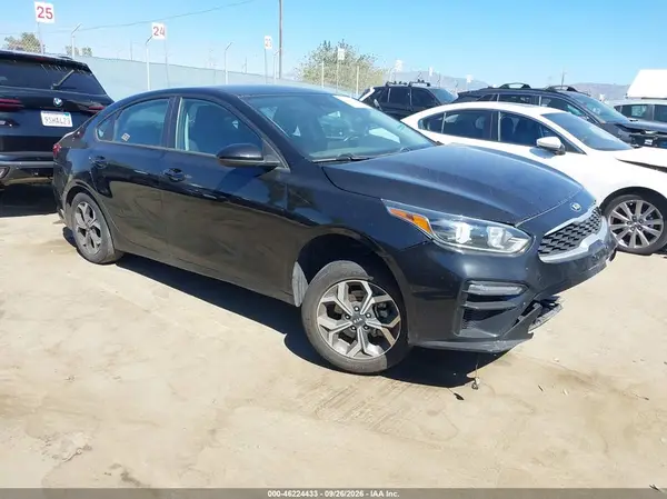 3KPF24AD2LE229871 — 2020 Kia Forte, Передняя часть слева (Left Front), фото до ремонта