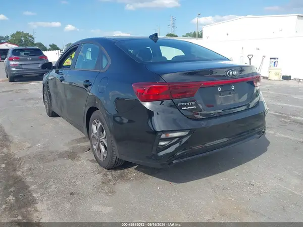 3KPF24AD6ME284972 — 2021 Kia Forte, фото 3 с аукциона IAAI 14.10.2026, Передняя часть слева