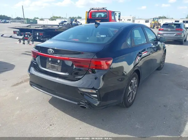 3KPF24AD6ME284972 — 2021 Kia Forte, фото 4 с аукциона IAAI 14.10.2026, Передняя часть слева