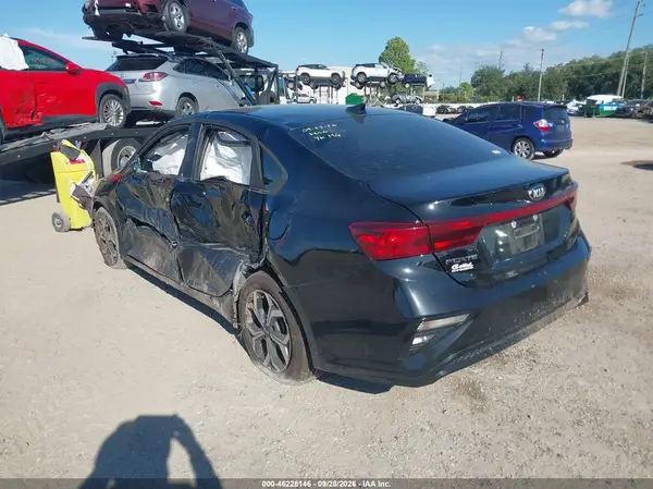 3KPF24AD4ME390322 — 2021 Kia Forte, фото 3 с аукциона IAAI, Левый бок