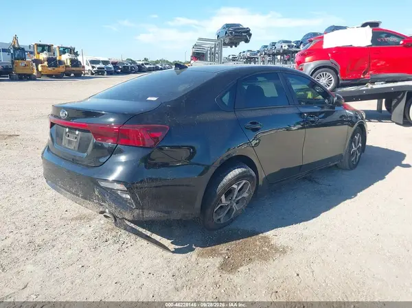 3KPF24AD4ME390322 — 2021 Kia Forte, фото 4 с аукциона IAAI, Левый бок