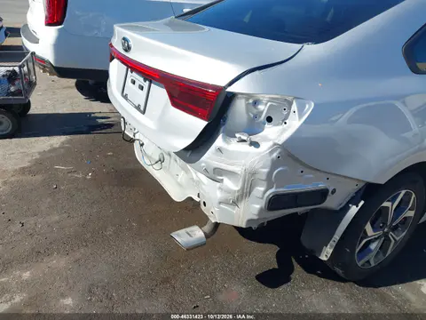 3KPF24AD0ME331817 — 2021 Kia Forte, Сзади, фото до ремонта