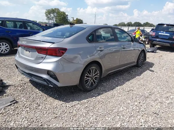 3KPF54AD3RE824826 — 2024 Kia Forte, фото 4 с аукциона IAAI, Передняя часть слева