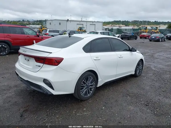 3KPF54AD6RE733727 — 2024 Kia Forte, фото 4 с аукциона IAAI, Передняя часть