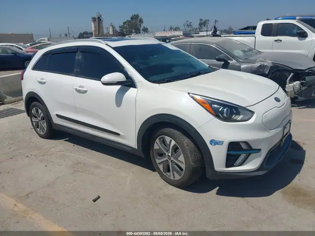 KNDCE3LG9L5060844 — 2020 Kia Niro Ev EX Premium, Передняя часть слева (Left Front), фото до ремонта