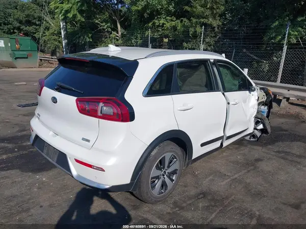KNDCE3LC3K5226111 — 2019 Kia NIRO, фото 4 с аукциона IAAI, Передняя часть справа