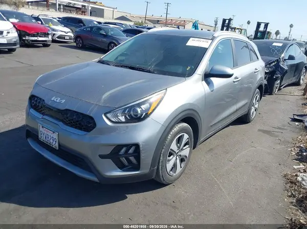 KNDCB3LC6N5505548 — 2022 Kia NIRO, фото 2 с аукциона IAAI, Правый бок