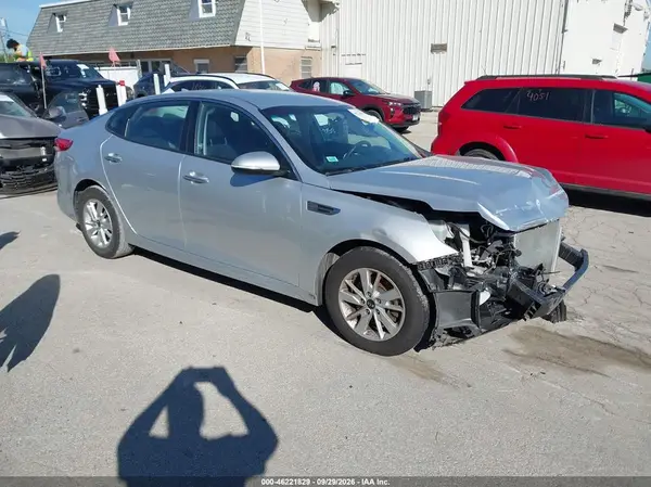 5XXGT4L31HG167626 — 2017 Kia Optima, Передняя часть (Front End), фото до ремонта