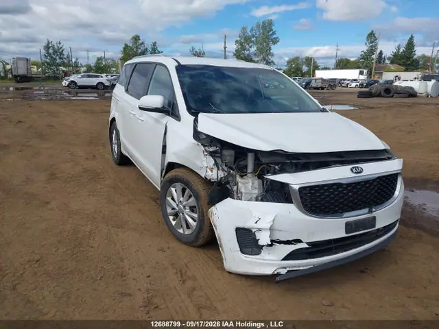KNDMB5C11H6322670 — 2017 Kia Sedona LX, Передняя часть (Front), фото до ремонта