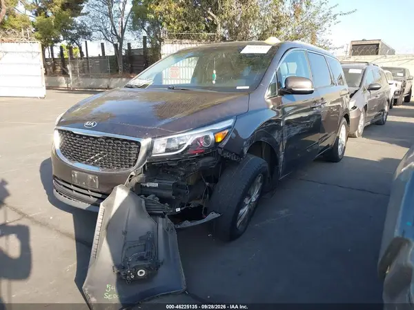 KNDMC5C19G6137469 — 2016 Kia Sedona, фото 2 с аукциона IAAI, Передняя часть слева