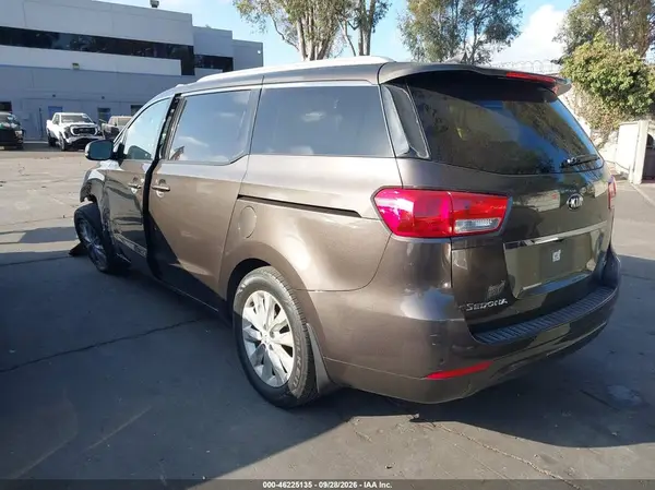 KNDMC5C19G6137469 — 2016 Kia Sedona, фото 3 с аукциона IAAI, Передняя часть слева