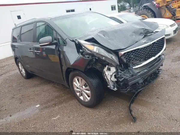 KNDMB5C11H6240261 — 2017 Kia Sedona, Передняя часть (Front End), фото до ремонта