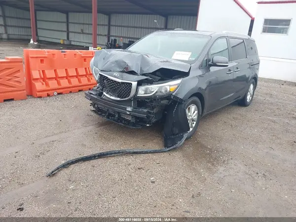 KNDMB5C11H6240261 — 2017 Kia Sedona, фото 2 с аукциона IAAI, Передняя часть