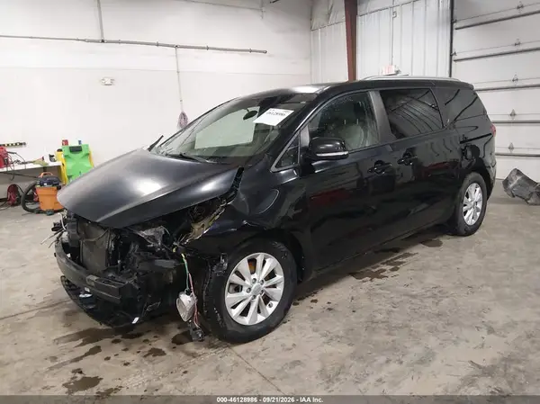 KNDMB5C1XH6338253 — 2017 Kia Sedona, фото 2 с аукциона IAAI 13.10.2026, Передняя часть