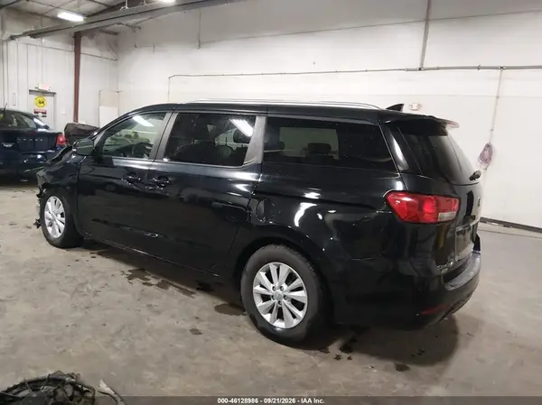 KNDMB5C1XH6338253 — 2017 Kia Sedona, фото 3 с аукциона IAAI 13.10.2026, Передняя часть