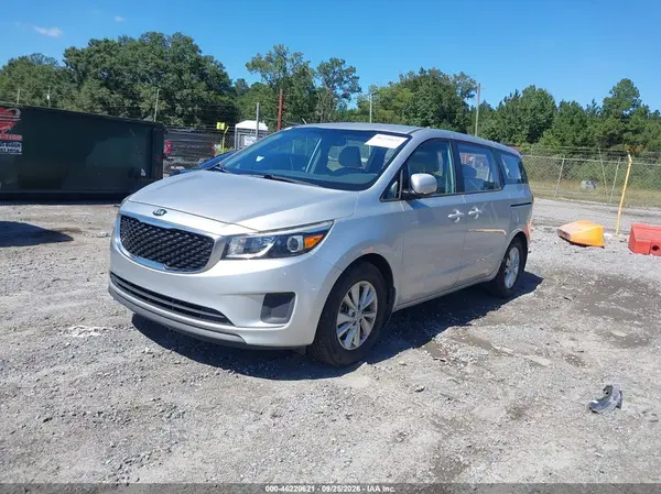 KNDMA5C17H6284994 — 2017 Kia Sedona, фото 2 с аукциона IAAI 06.10.2026, Естественный износ