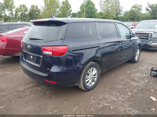 KNDMB5C16J6406800 — 2018 Kia Sedona, фото 4 с аукциона IAAI, Естественный износ
