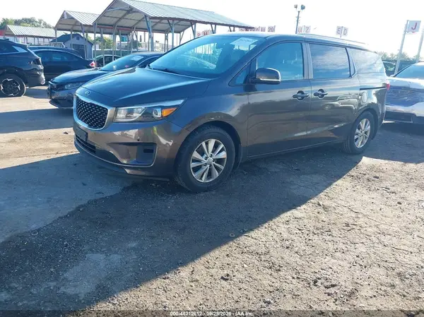 KNDMB5C16J6349143 — 2018 Kia Sedona, фото 2 с аукциона IAAI, Правый бок