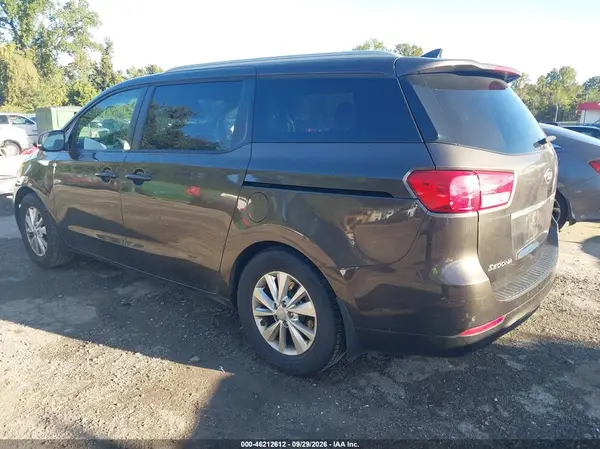 KNDMB5C16J6349143 — 2018 Kia Sedona, фото 3 с аукциона IAAI, Правый бок