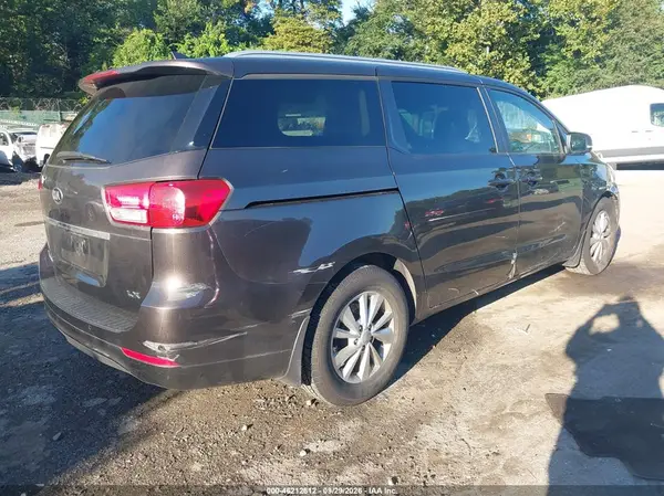 KNDMB5C16J6349143 — 2018 Kia Sedona, фото 4 с аукциона IAAI, Правый бок