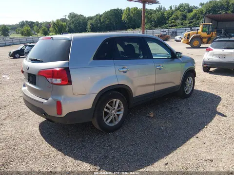 2015 KIA SORENTO LX VIN 5XYKT3A65FG602836 фото 4