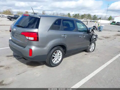 2015 KIA SORENTO LX VIN 5XYKTCA61FG591916 фото 4