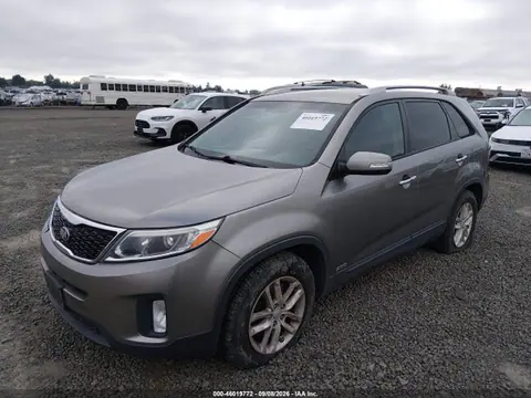 2015 KIA SORENTO LX VIN 5XYKTCA68FG600045 фото 2