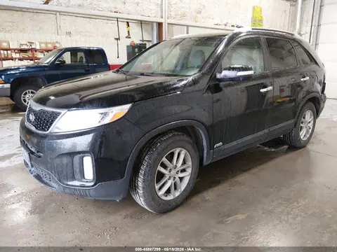 2015 KIA SORENTO LX VIN 5XYKTCA65FG587335 фото 2