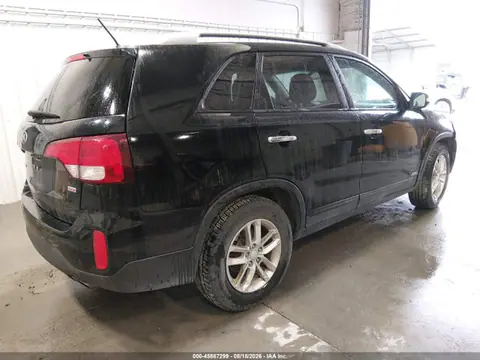 2015 KIA SORENTO LX VIN 5XYKTCA65FG587335 фото 4